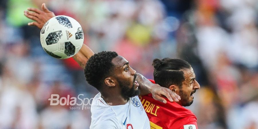 Bek Inggris Ini Kembali Buat Netizen Penasaran saat Pakai Kaus Kaki Bolong-bolong