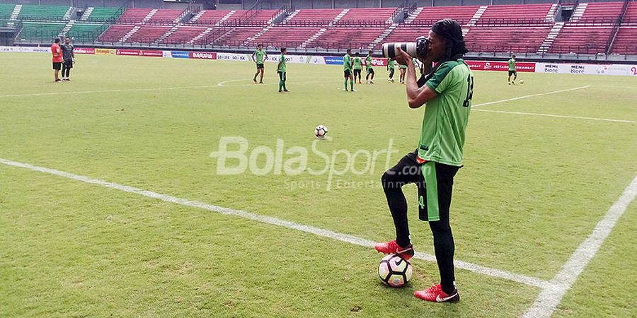 Bek Persebaya Mendadak Jadi Fotografer