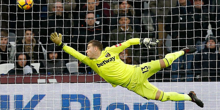 Parah! Dikira Bola, Kiper West Ham Tangkap Kepala Rekan Sendiri!