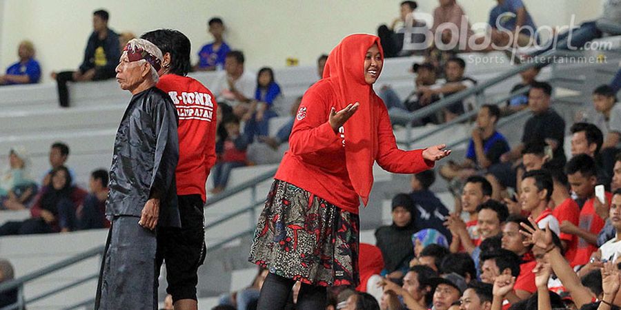 Mengenal Sosok Hosen, Suporter Loyal yang Buat Pemain Madura United Kagum