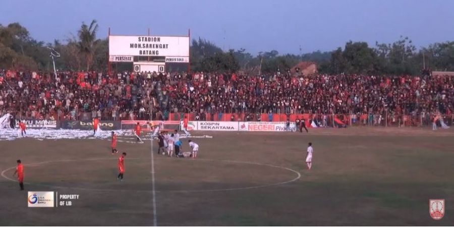 Akibat Ulah Suporter, Pemain Persibat Batang dan Persis Solo Bersih-bersih Stadion