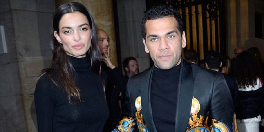 Hadiri Paris Haute Fashion Week, Dani Alves Pakai Jas Super Mahal