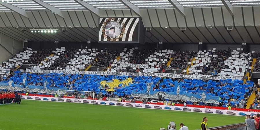 Bendera Raksassa di Tribune Dacia Arena