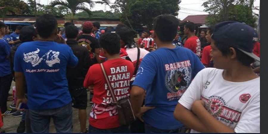 Persiba Balikpapan Vs Madura United - Tunggu Kick-off, Dua Suporter Tim yang Berlaga Lakukan Hal yang Seru di Batakan