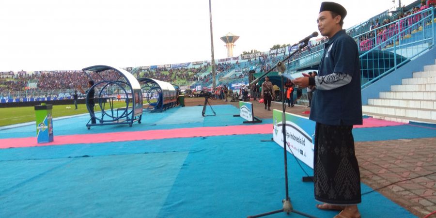 Arema FC Vs Persib - Seruan Ustaz Ini Membuat Tabuhan Drum Aremania Berhenti dan Suasana Hening