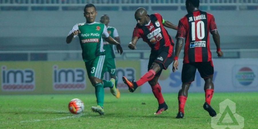 Boaz Cetak Gol, Persipura Tempel Arema 