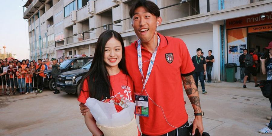 Chiangrai United Vs Bali United - Romantis! Bidadari Cantik Ini Dukung Langsung Ahn Byung-Keon di Stadion Singha