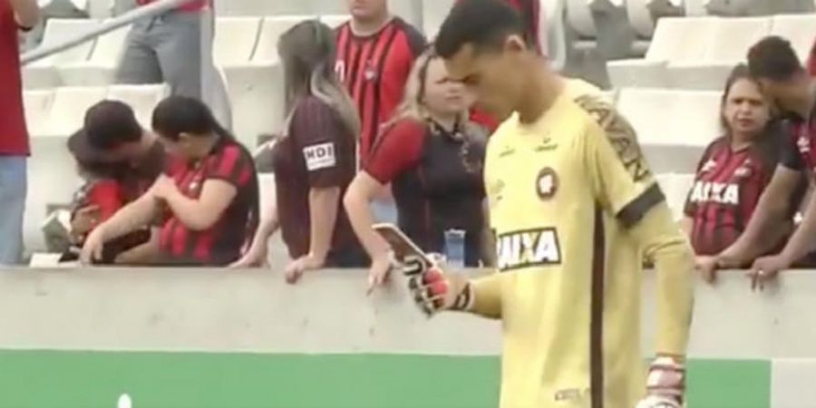 Kiper Ini Sempat-sempatnya Ngecek Ponsel Saat Bertanding, Update Status?