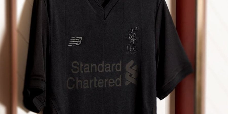 Fan Liverpool Gagal Paham dengan Kostum Monokrom Hitam pada HUT Ke-125 Klub