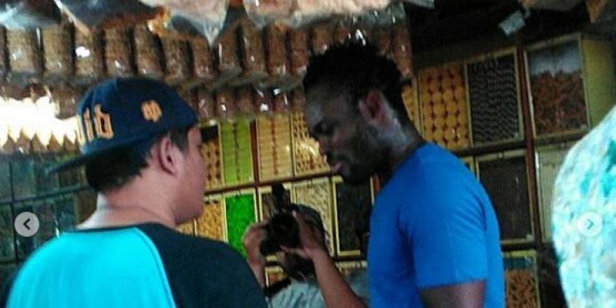 Momen Unik! Michael Essien Blusukan ke Pasar Tradisional