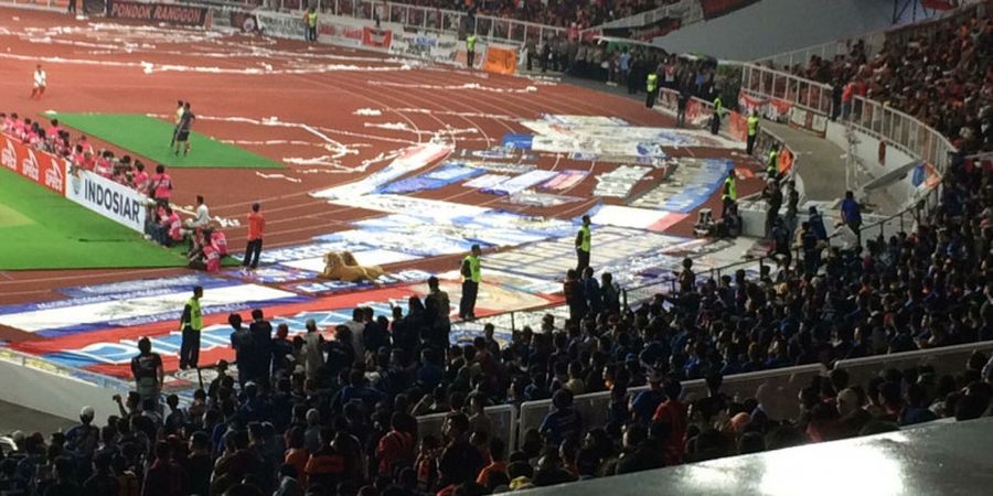 Persija Vs Arema FC - Aremania Menebar Spanduk di SUGBK