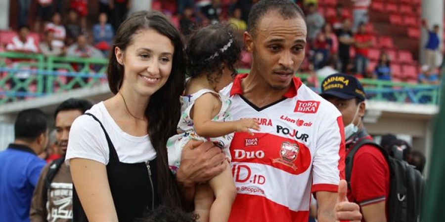 Istri Odemwingie Bicara soal Kesamaan Suporter Indonesia dan Inggris