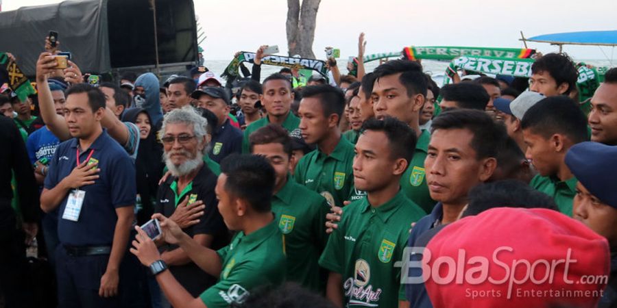 Salut, Meski Tak Boleh Masuk Stadion, Bonek Tetap Setia Mendampingi Persebaya