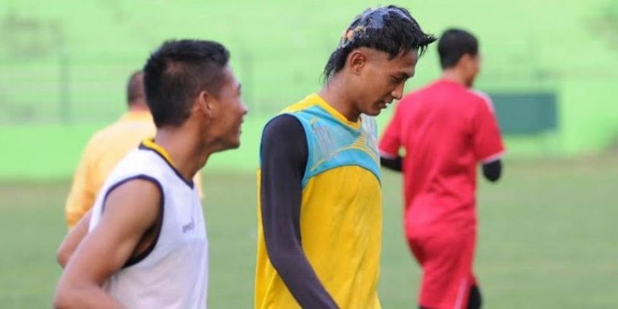 Arema Berangkat ke Palembang, Bek Kirinya Turun dari Bus