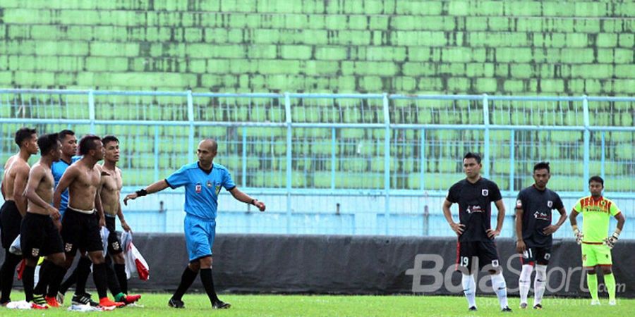 Bertanding Tanpa Penonton, Play-off Khusus Liga 2 Ricuh dan Laga Terhenti di Menit Ke-18