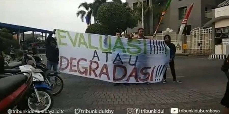 VIDEO - Tegang! Bus Persebaya Dihadang Oknum Bonek dan Dilempari Telur