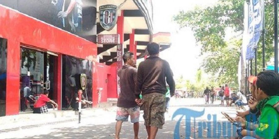 Bali United Vs Persebaya Surabaya  - Jauh-Jauh dari Padangbai, Suporter Ini Tak Kebagian Tiket 