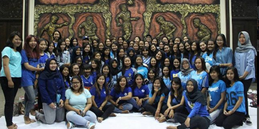 GALERI FOTO - Melirik Salah Satu Suporter Wanita PSIM Yogyakarta