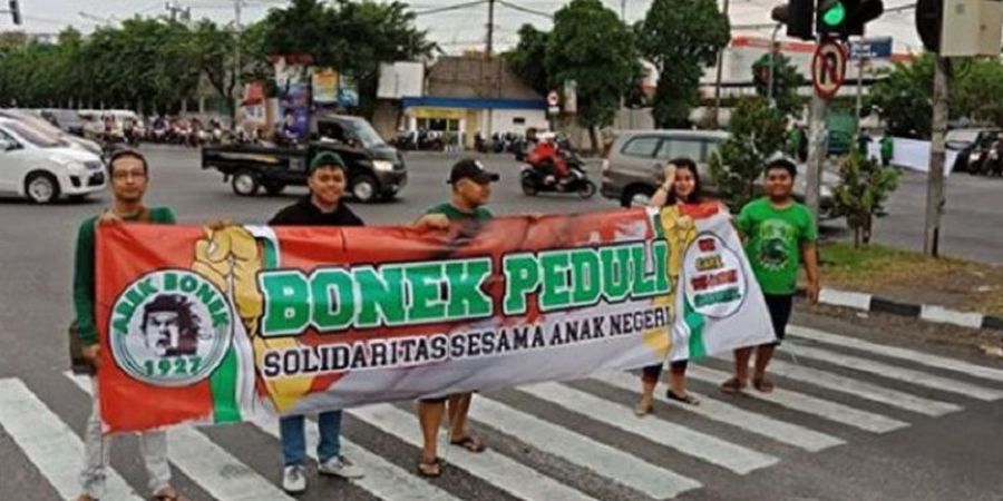 Keseruan Relawan Bonek untuk Korban Gempa di Lombok