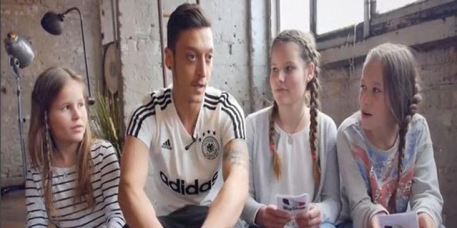 GALERI FOTO -  Foto Ini Buktikan Pemain Arsenal Mesut Ozil Cocok Jadi Ayah 