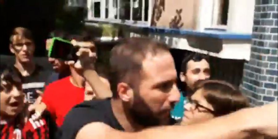 VIDEO - Baru Datang, Gonzalo Higuain Dibuat Marah oleh Fan AC Milan