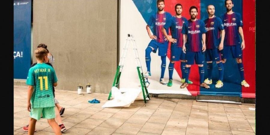 Fan Kecil Barcelona Ini Harus Kehilangan Sosok pada Seragamnya