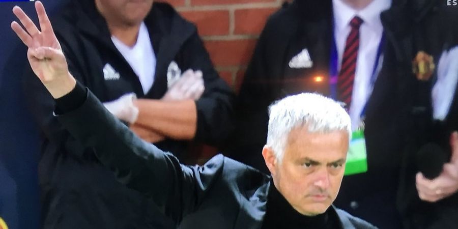 Manchester United Vs Juventus - Gestur 3 Jari Kembali Dilakukan Jose Mourinho, Kali Ini untuk Ingatkan Fans Juventus