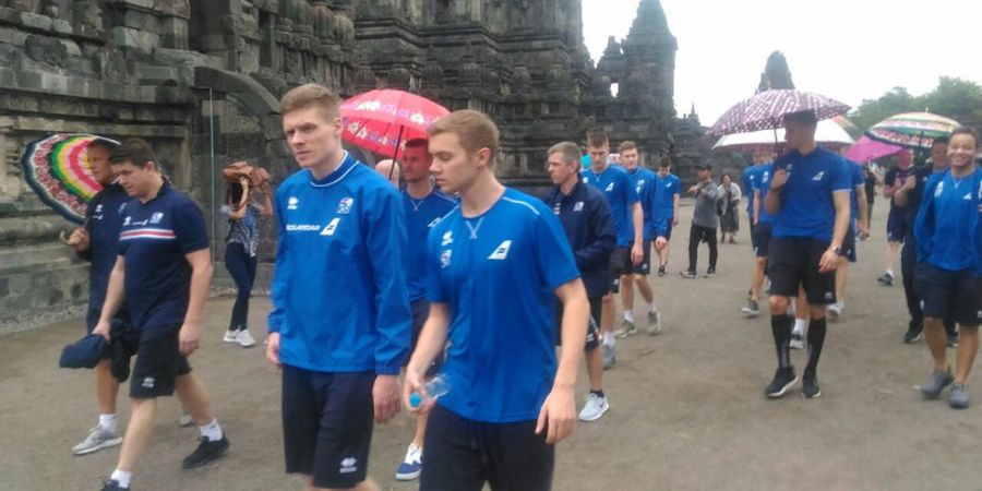 GALERI FOTO -  Ada Gadis Minta Dipeluk Saat Timnas Islandia Berkunjung ke Candi Prambanan 