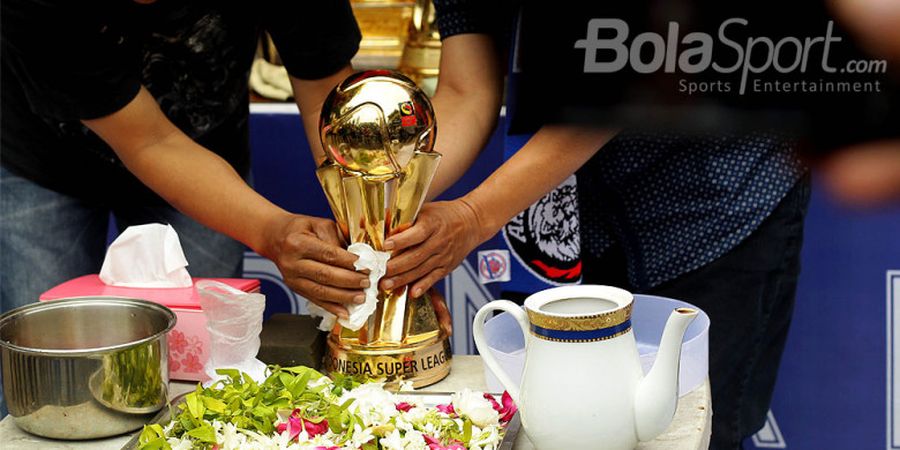 Guyurkan Kembang Tujuh Rupa ke Piala, Arema FC Berharap Tuah Juara