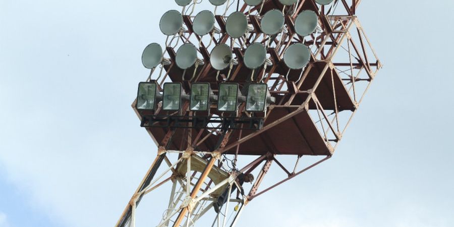 Manajemen PSM Pasang 40 Lampu LED 500 Watt di Stadion Mattoangin