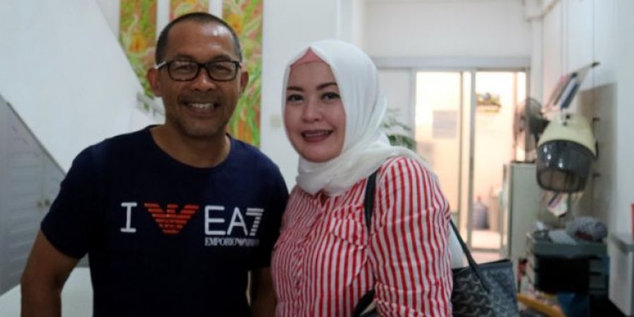 Inilah Proses Pemenuhan Nazar Aji Santoso, Sang Pelatih pun Berambut Tipis