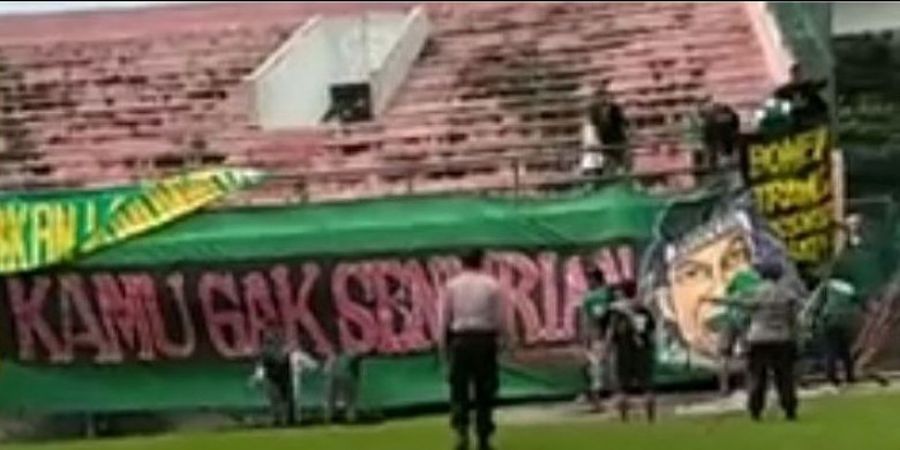 Banner Bonek Mulai Terpasang di Stadion Manahan Solo