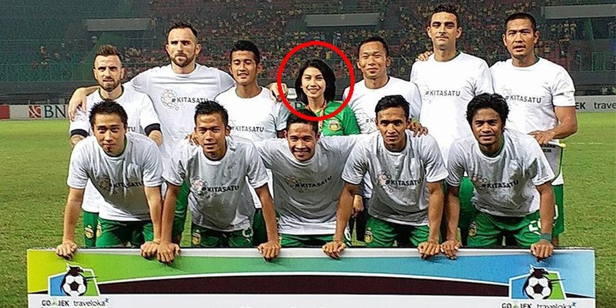 Bhayangkara FC Unggah Foto Sebelum Kick Off, Netizen Gagal Fokus ke Sosok Cantik Ini