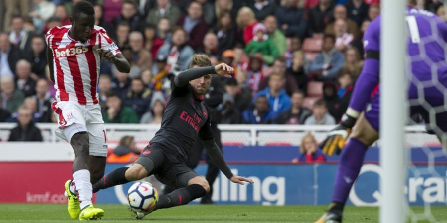 Stoke City Vs Arsenal - Shaqiri Cedera, Babak Pertama Imbang Tanpa Gol