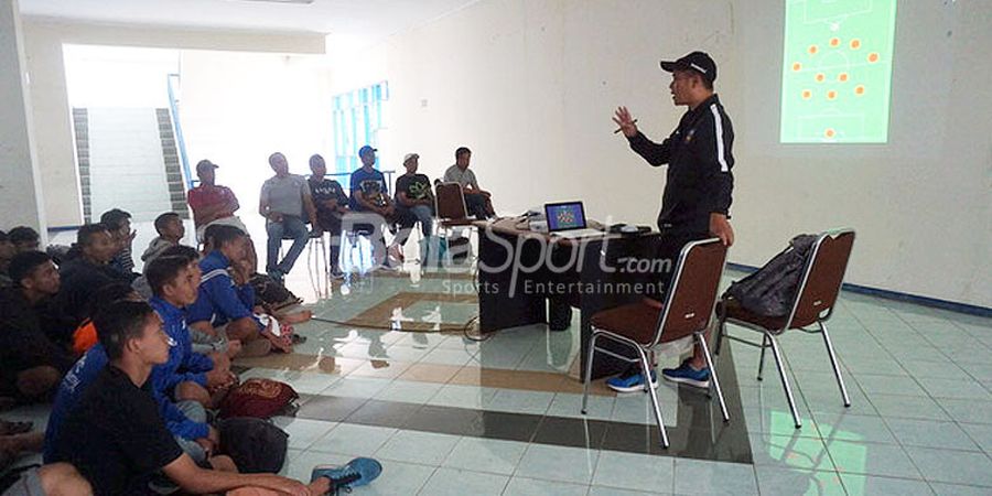 Manfaatkan Tembok, Joko Susilo Bedah Taktik Argentina di Depan Siswa Akademi Arema