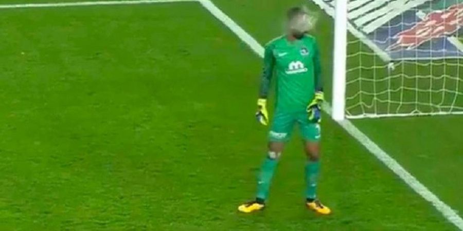 VIDEO - Aduh! Kiper Klub Liga Turki Ini Terkena Lemparan Botol Penuh Air dari Suporter Lawan