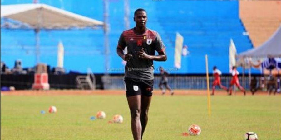 Terbentur Regulasi, Striker Senegal Resmi Berpisah dengan Persipura di Bandara Sentani