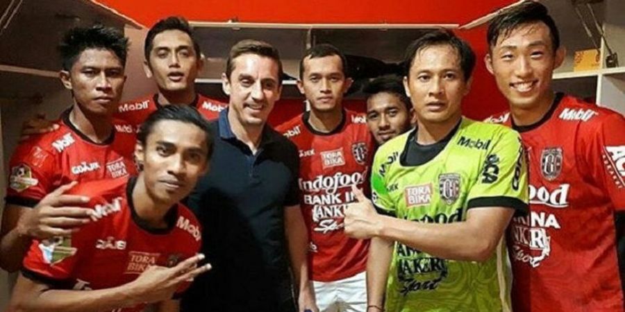 Reaksi Netizen terhadap Liburan Gary Neville di Bali, Mulai dari Iwak Peyek sampai Nasi Jagung