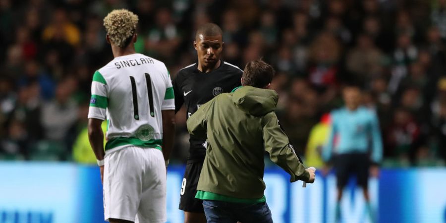 Celtic Vs PSG - Fan Celtic Masuk Lapangan untuk Tendang Kylian Mbappe