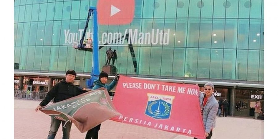 Luar Biasa! Bendera Persija jakarta Berkibar di Old Trafford Jelang Manchester United Vs Chelsea