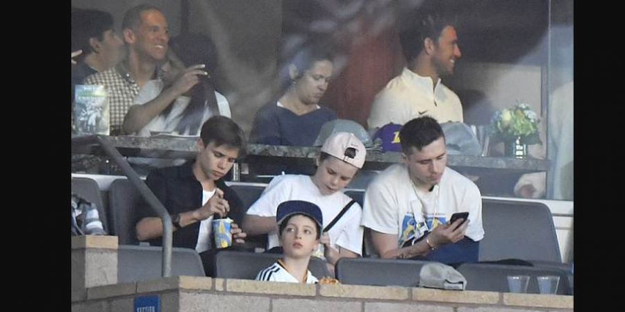 Mencengangkan! Begini Ekspresi Mengejutkan Broklyn Beckham Ketika Nonton Bola Bareng Sang Ayah