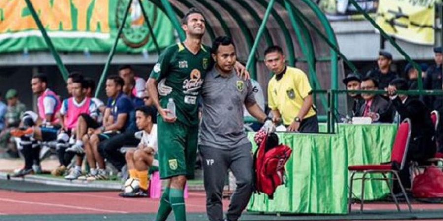 Masih Rasakan Nyeri di Lutut, Bek Persebaya Ini Terancam Jalani Operasi