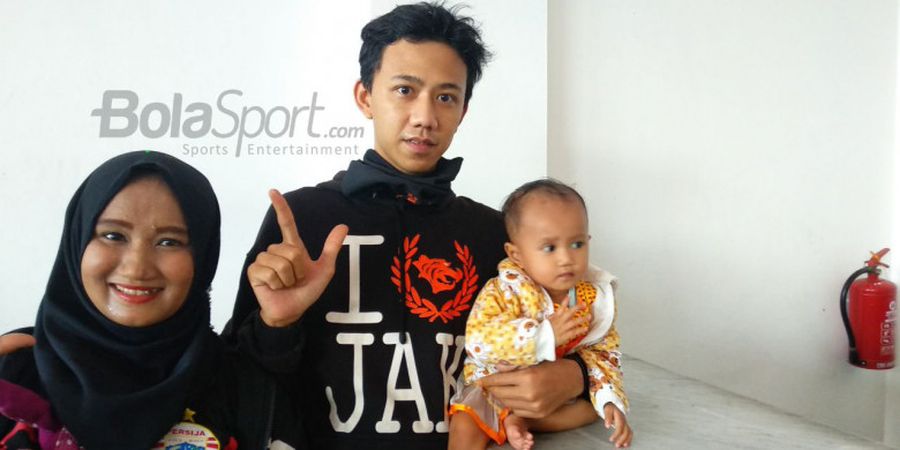 Ketika Sepasang Suami-Istri Ikut Pawai The Jakmania Bersama Bayi 14 Bulan