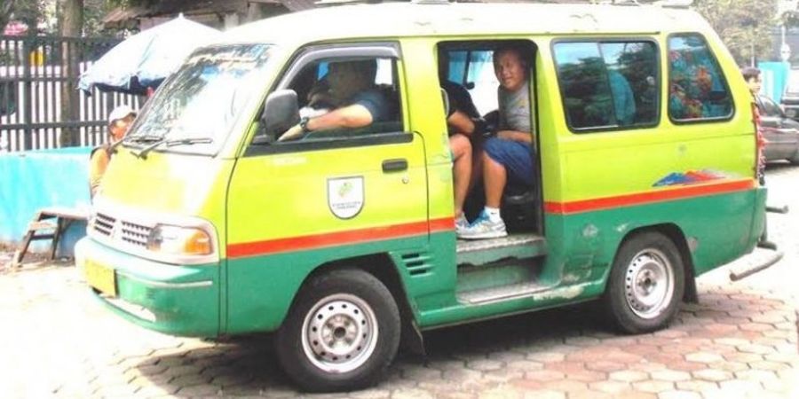 Pemain Persib Naik Angkot Menuju Latihan