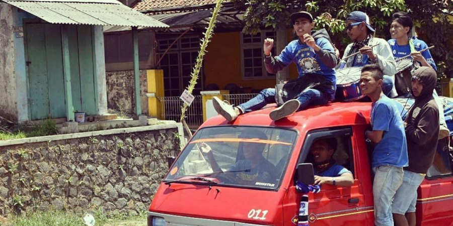 GALERI FOTO - Persib Padang Vs Semen Padang, Bobotoh Pergi ke Stadion Naik Angkot hingga Mobil Bak Terbuka 