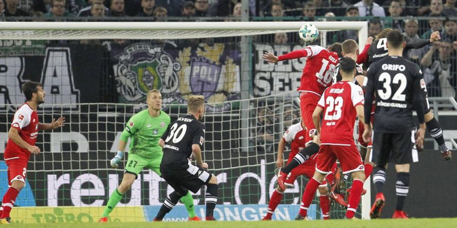 VIDEO - Kocak! Lakukan Blunder, Kiper di Liga Jerman Ini Justru Dianggap Lakukan Jurus Wong Fei Hung