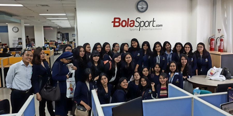 Mahasiswi STIKS Tarakanita Berkunjung ke Redaksi Tabloid BOLA dan BolaSport.com