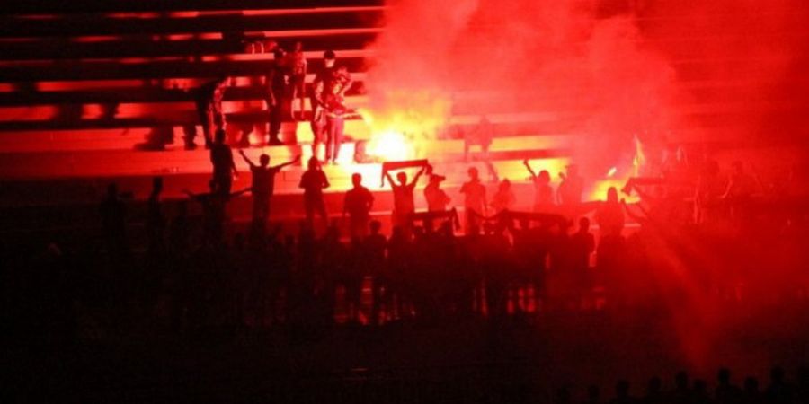 Duh! Nyalakan Flare, Suporter Ini Diperiksa Polisi