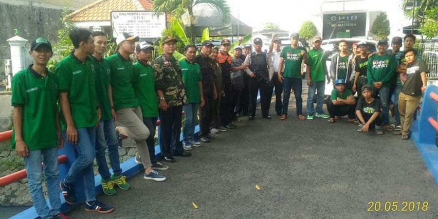 Dijaga oleh Bonek Selama Ibadah, Jemaat GPIB di Surabaya Berikan Salam Ini