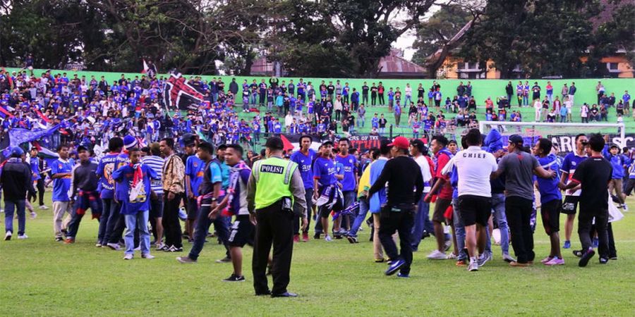 Aremania Menyerbu dan Masuk Lapangan, Derbi Malang Dihentikan